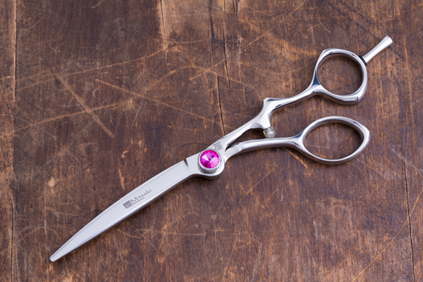 Friseurschere, NATSUKI 550 (5,5 Zoll),m. verschraubtem Fingerhaken, Ergo-Form, für Friseure die das besondere lieben, Rändelschraube mit rosé funkelndem Stein,Hohlschliff